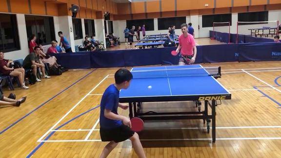 乒乓球国际乒联解说员adam实力戏耍新加坡小学生选手