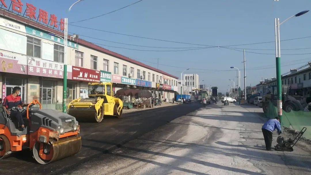 苑城东南村至王世村道路改建工程正在进行沥青面层施工.