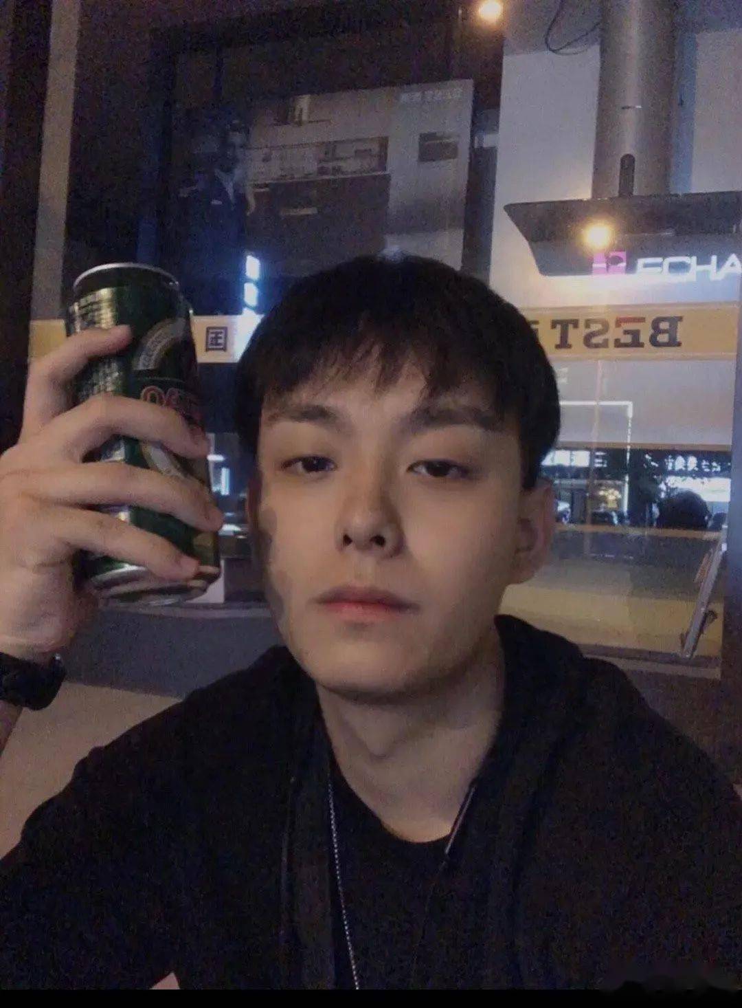 "直男手滑把自拍发到群聊…"啊啊我看到了什么!_帅哥