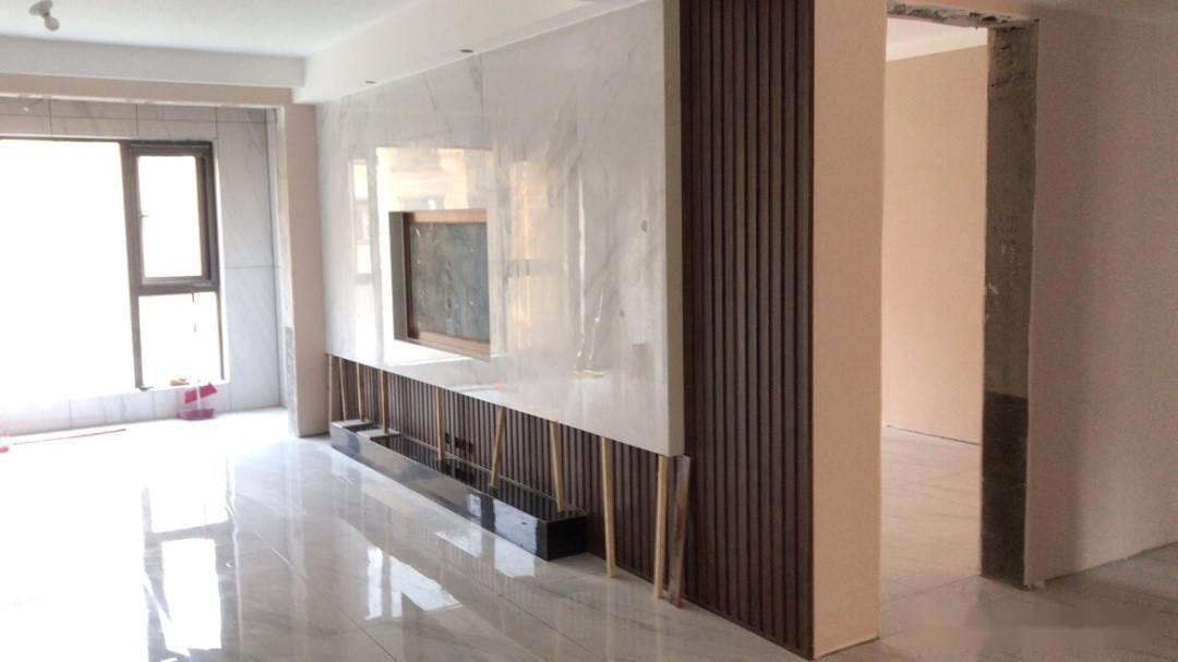 悬空客厅电视背景墙刚安装上大理石的时候,下面位置用木条定制,等稳固