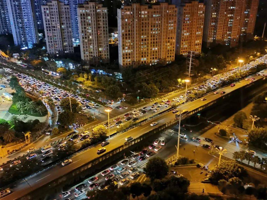 17:58:仙岳高架,疏港高架往海沧大桥方向,车多缓行