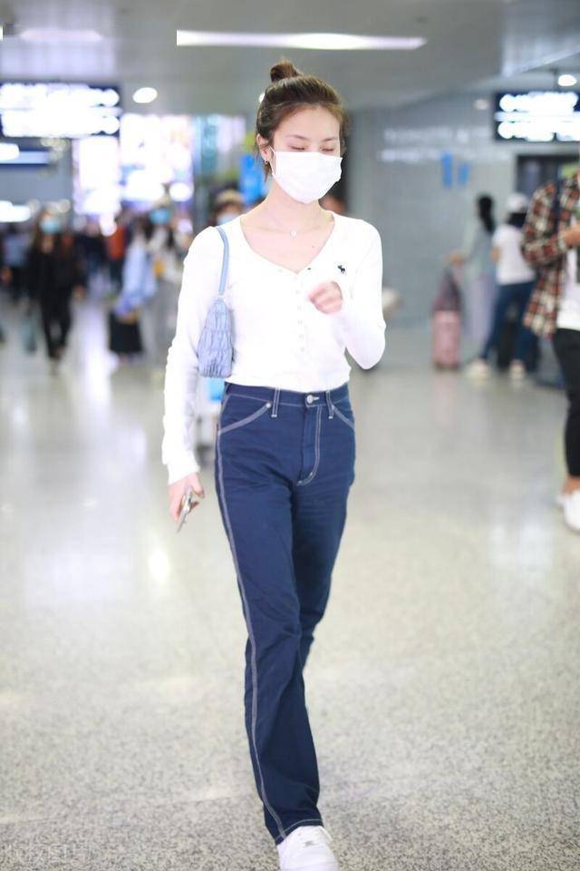 赖雨濛穿开衫针织衫搭牛仔裤,一袭穿搭温婉知性,你喜欢这样的赖雨濛吗