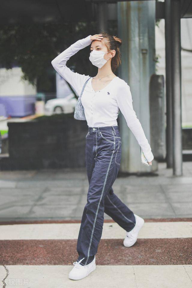 赖雨濛穿开衫针织衫搭牛仔裤,一袭穿搭温婉知性.