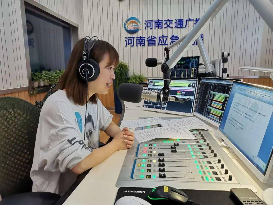 1河南交通广播主持人佳音邀请歌手大咖和音乐人在节目中为大家送出