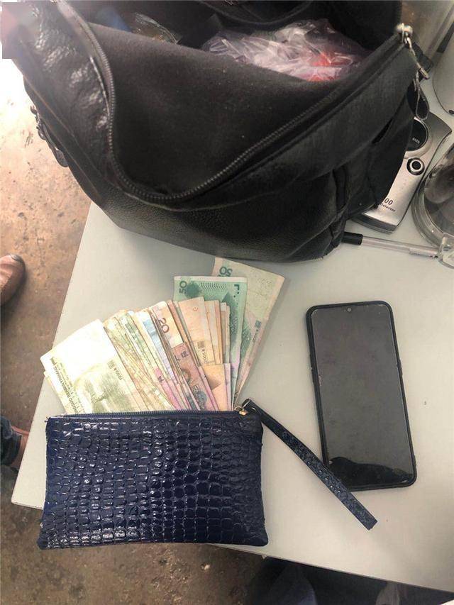 捡到装有现金和手机的背包公交司机的做法好暖心