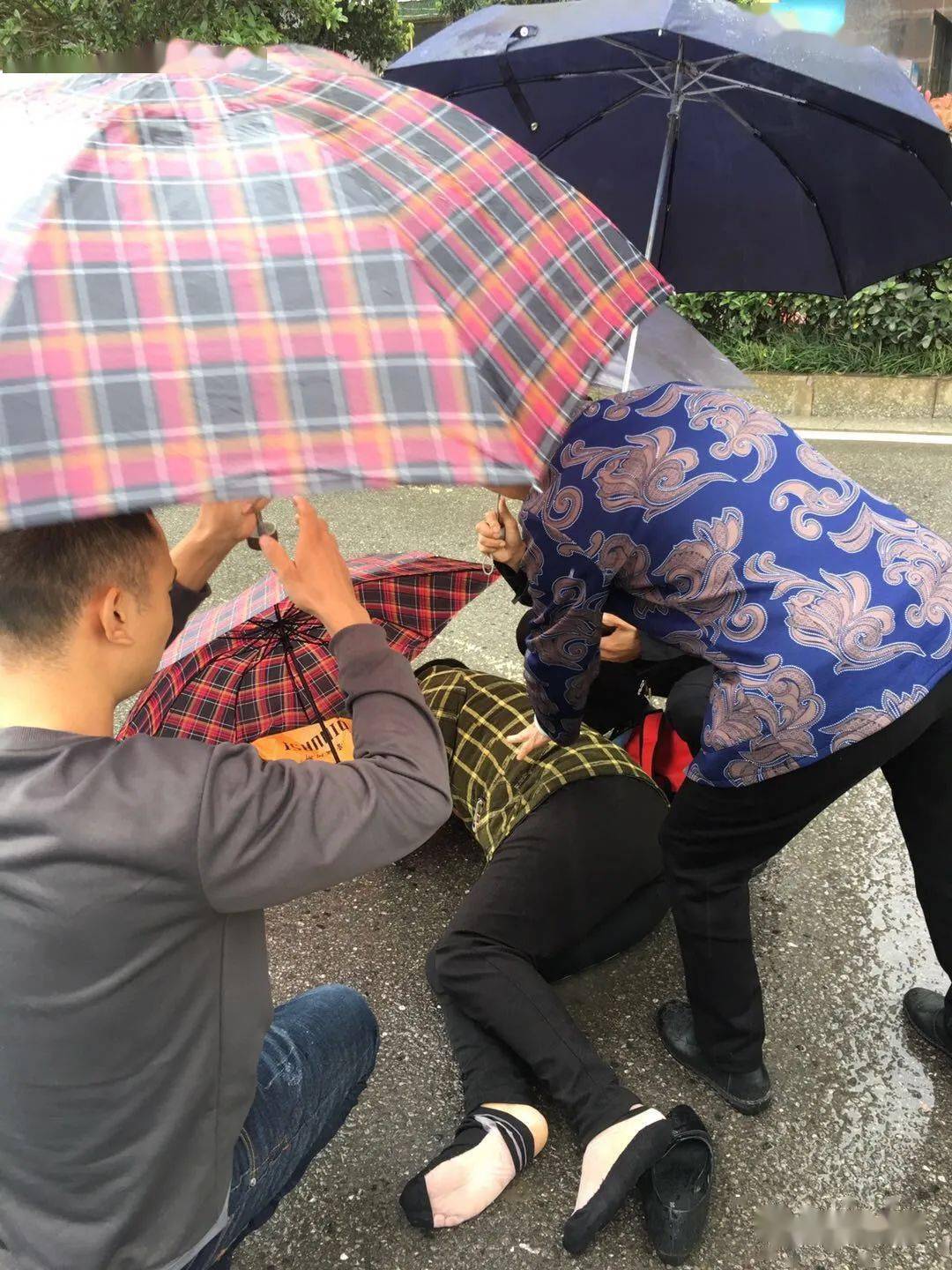 永州市某路口发生车祸一老年妇女受伤倒地