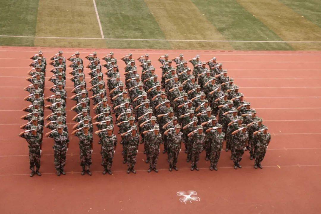 弥足珍贵斑斓迷彩 整齐队形英姿卓立 意气风发日照校区让我们定格军训