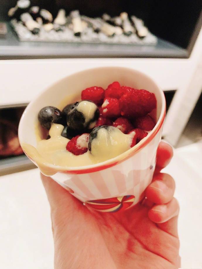 张若昀用美食滤镜自拍 皮肤光滑白皙看上去很"可口"_发髻