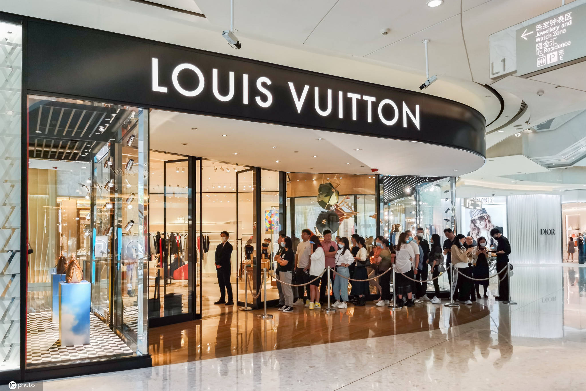 上海陆家嘴一线奢侈品店前顾客大排长队