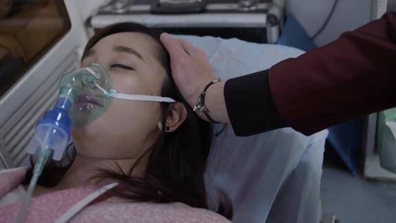 拥抱幸福:周玉蕙用书架砸晕红樱,故意撕毁设计图陷害她,真恶毒