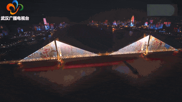 4分多钟的直播中,千古名楼黄鹤楼披上金色"薄纱",武汉长江大桥车水
