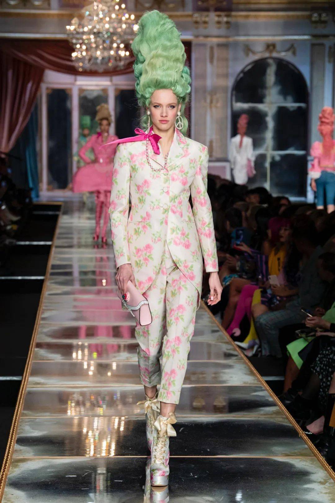 你了解洛可可风格的服饰吗作为服装设计师你如果不了解那么必须要点