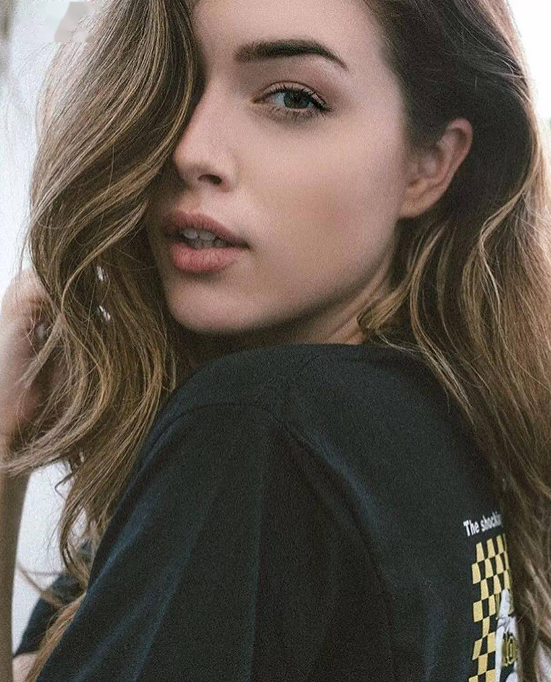 laurensummer才开ins粉丝就28w精致的脸庞丰满的上围让人移不开眼