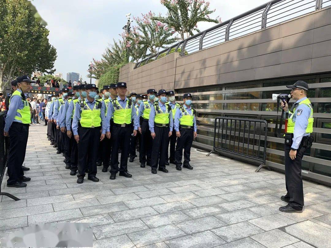 节日我在岗外滩旁有个派出所他们时刻守护着最美景色