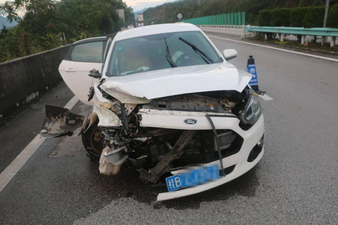 糟心!国庆出游遇事故 车头被撞得稀巴烂