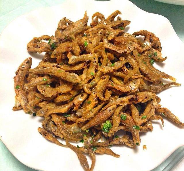 这一盘炸小鱼,我也不知道它是啥鱼,老板说是小溪流里的野生小鱼.