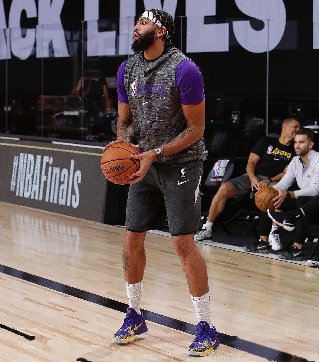 球星上脚图希罗的pg1浓眉上脚kobe5五冠王