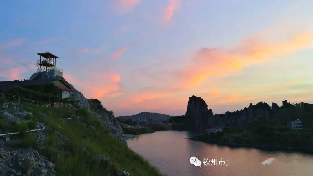 龙武奇石湖位于灵山西面,经过10余年的开采后,形成现在的奇石湖.