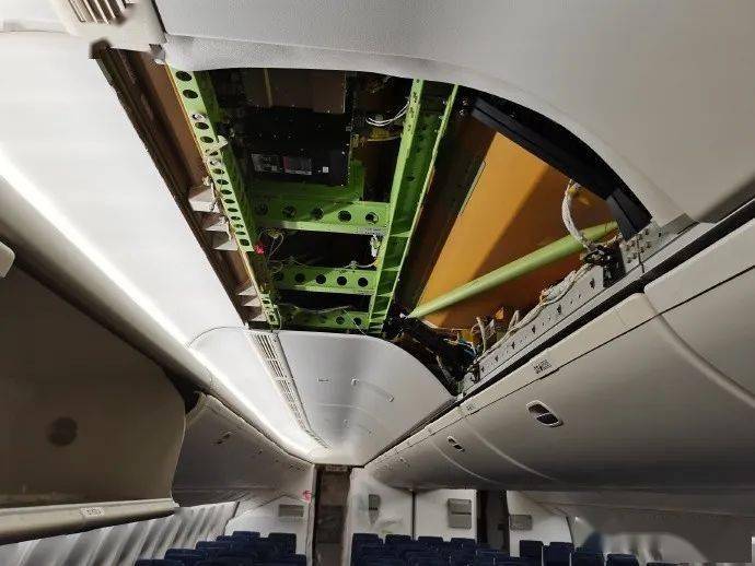 飞机客舱四周的隔板里有些什么呢