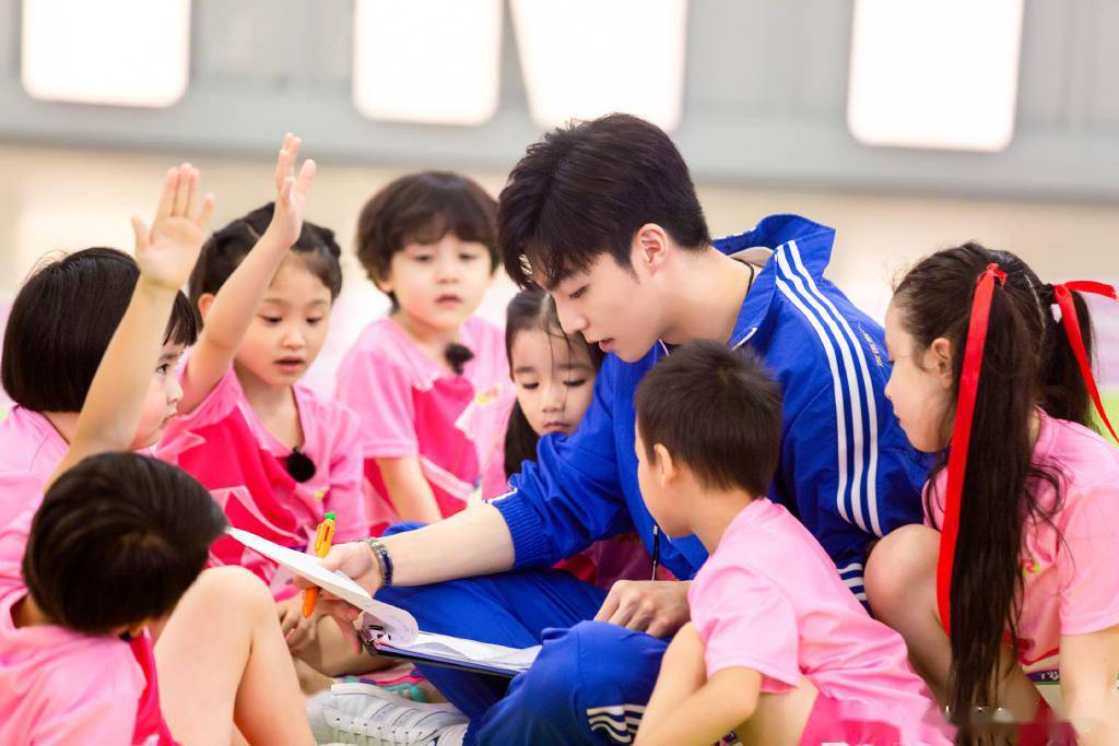 《小巨人运动会》释出陈立农新鲜剧照 运动酷盖被粉嫩包围_手机搜狐网