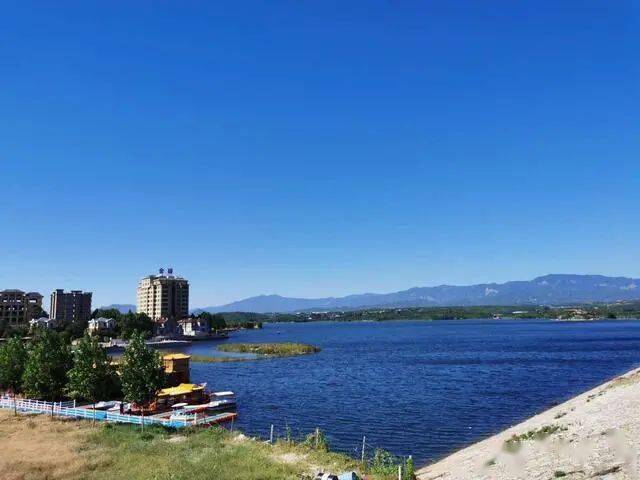 有嶂石岩,棋盘山,窦家寨,石柱山,五马山"五山",白草坪水库,平旺水库"