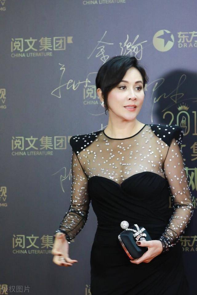 55岁刘嘉玲更胜从前穿黑色半透视开叉裙优雅大方贵妇范十足