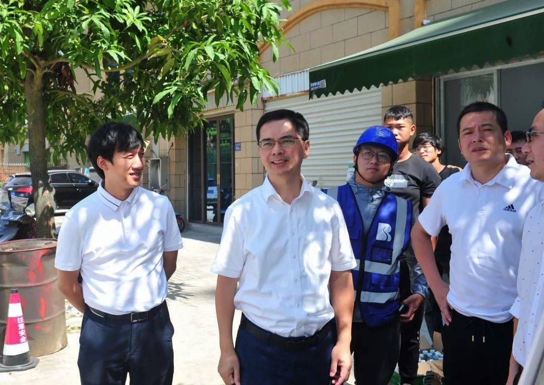 10月3日,县长孙利带领凤山镇,松山镇,县直有关部门负责人督查我县民生