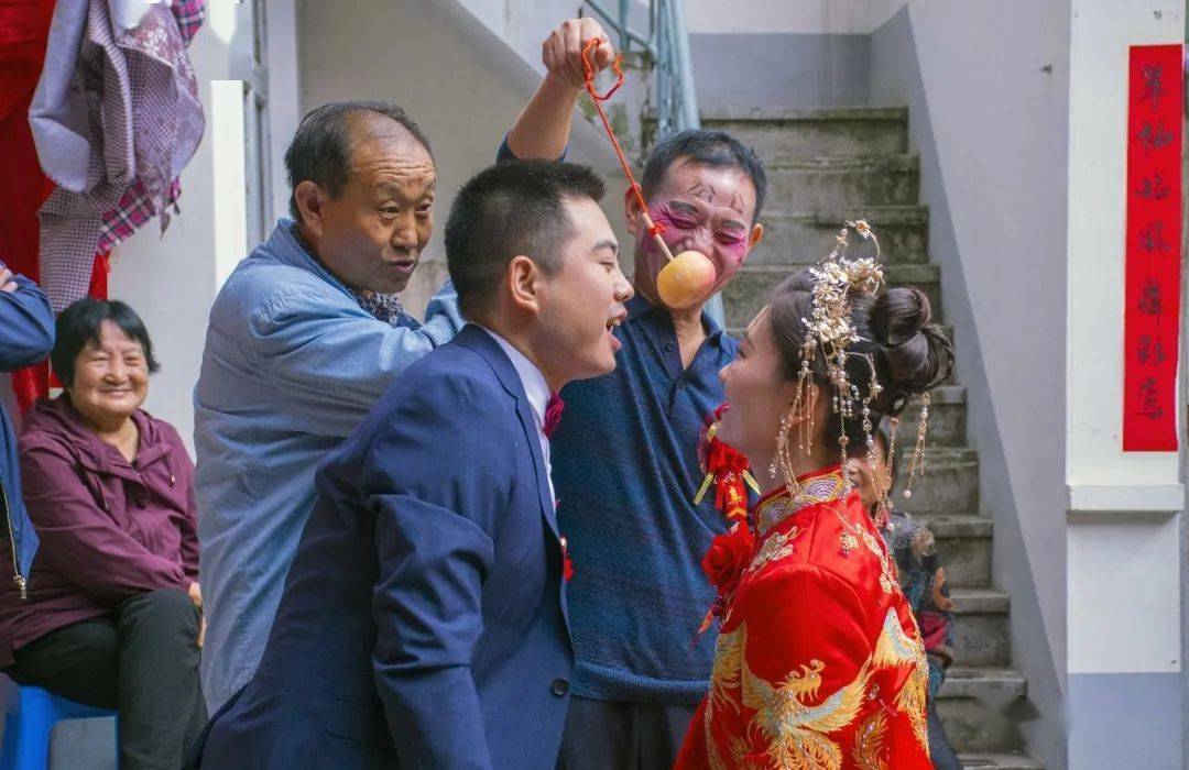 民俗婚礼抢苹果