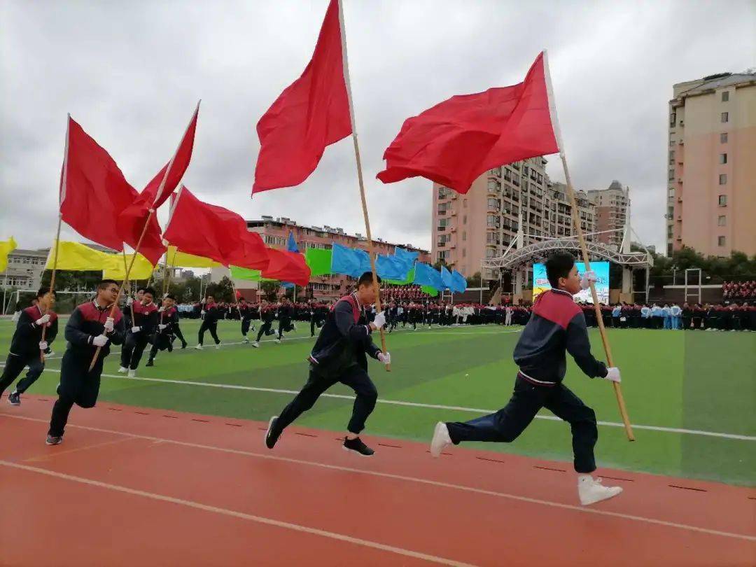 列方隊,齊入場區教體局黨委委員,新建二中校長陶茂榮,新建二中黨委