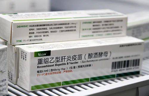 1986年,血源性乙型肝炎疫苗从市场上退出,取而代之的,是通过酵母表达