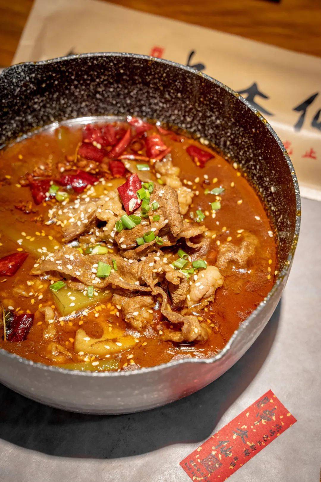 它的做法有点类似于水煮鱼片,精选肥牛与爽脆配菜相碰撞,喷香鲜辣的