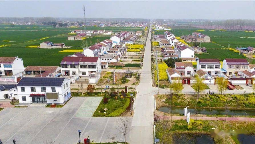 扁担村位于涟水县高沟镇西南,因穿越村庄的河流像扁担一样挑起两头的