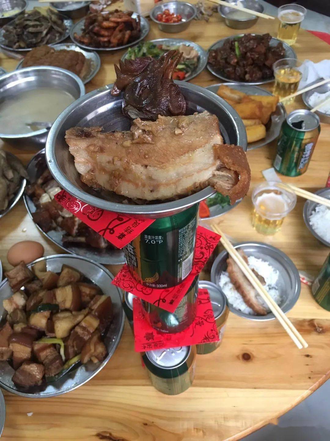 现在宾阳人摆酒基本都在酒店在农村摆酒也很热闹