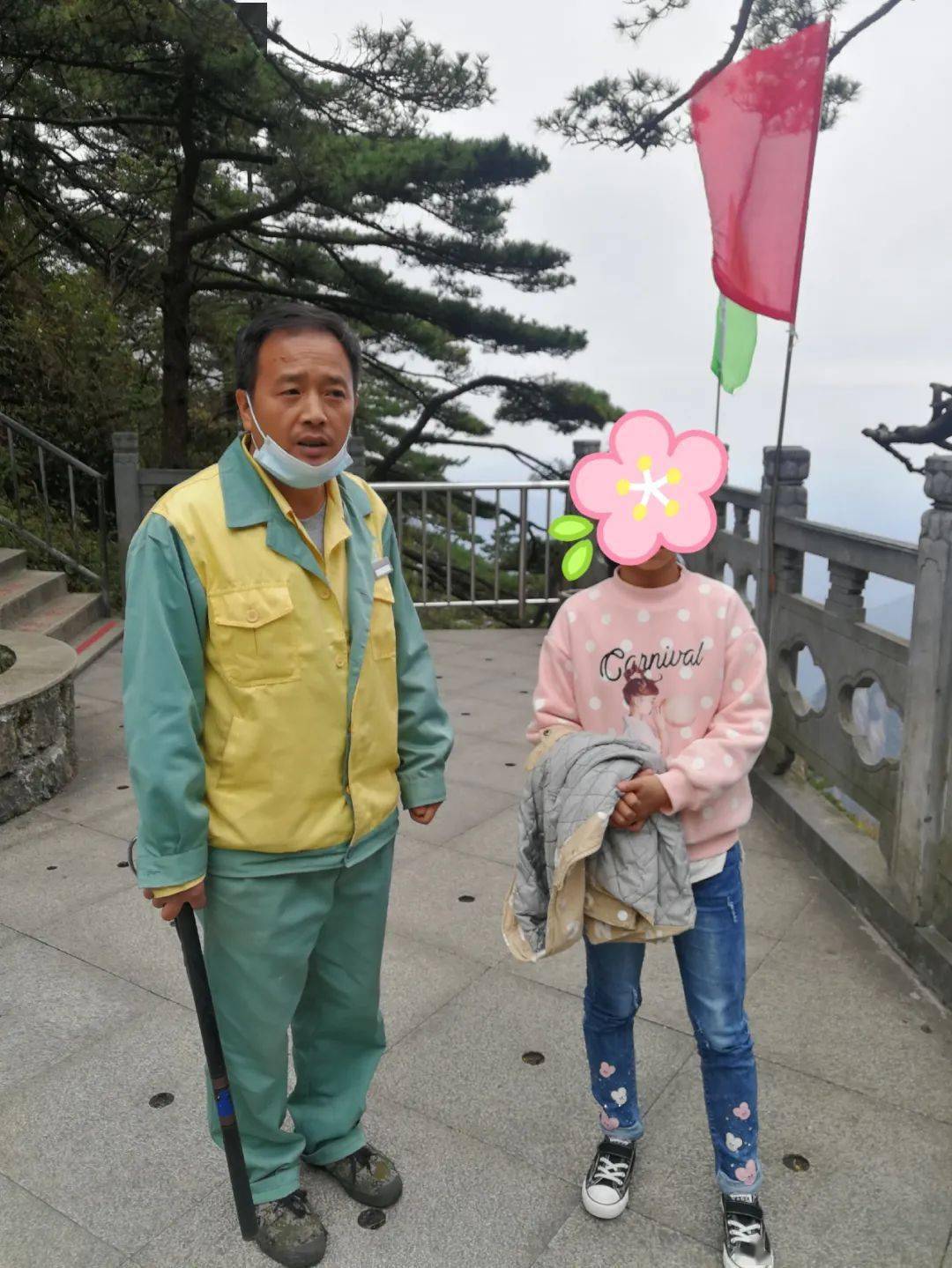 环卫工邵顺安发现走丢的女孩女孩飞奔向母亲最后,李培生将女孩送至