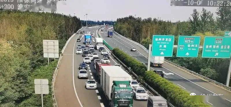 北京向南京方向车多缓行g2513徐淮高速公路造成车辆排队缓行进入车辆