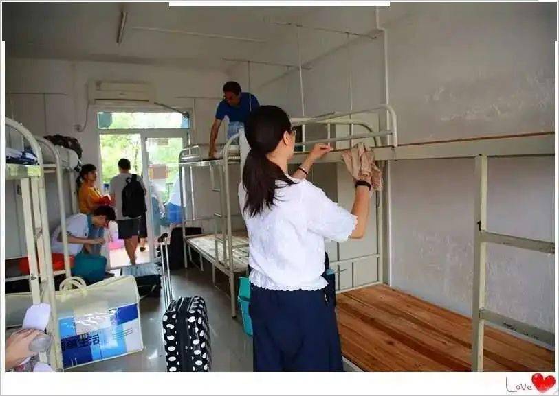 12玉岩中学标准人数:四人间和六人间内部配置:设有独立的洗手间,洗漱