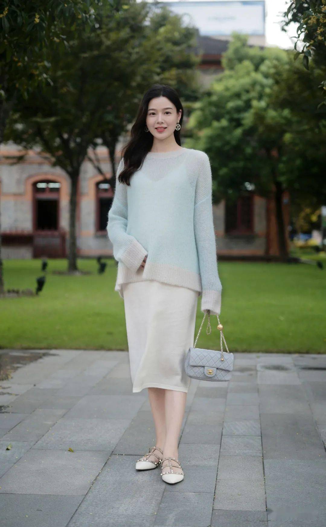 滚叔街拍假期耗完开始上班有点烦治愈系小姐姐走一波