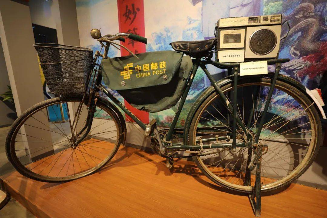 其中一辆为邮政专用自行车,为上世纪八十年代的中国邮政28自行车