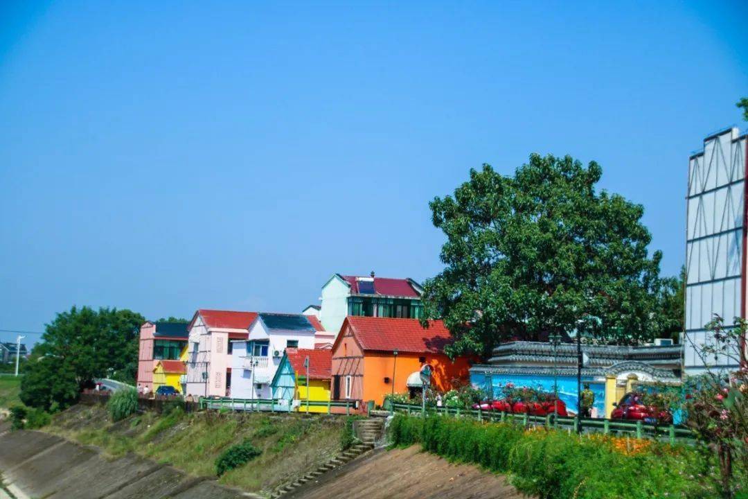 品当地最传统的美食,30多家市级非遗产品,更有网红彩虹小镇等你来打卡