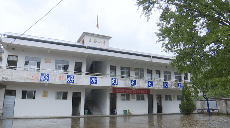 67新时代文明实践计世平乡村小学里的老计