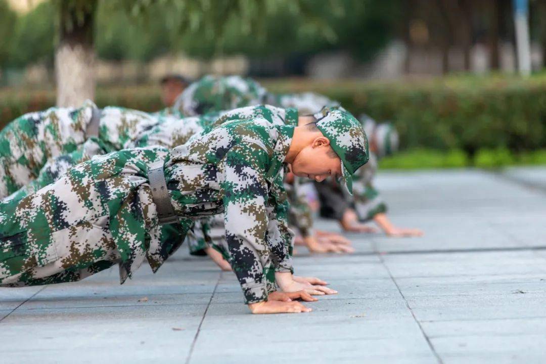 你們在認真練習站軍姿,踢正步稍息,立正,齊步走最美的風景線你們,是