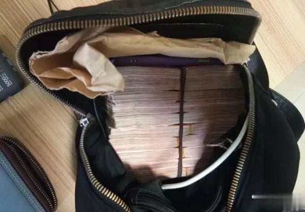 随身携带的十余张银行卡涉及多人,包中成捆的现金不像是从银行柜面