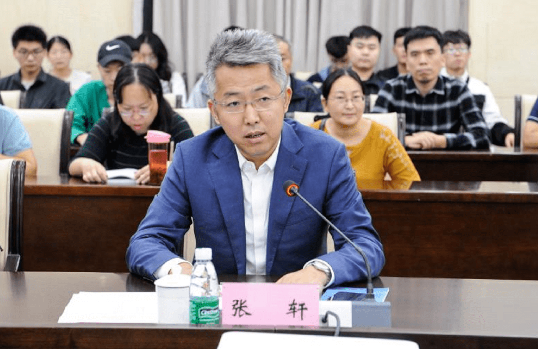 副校长赵俊伟主持仪式杨小林代表学校致欢迎辞,向与会领导和同仁表示