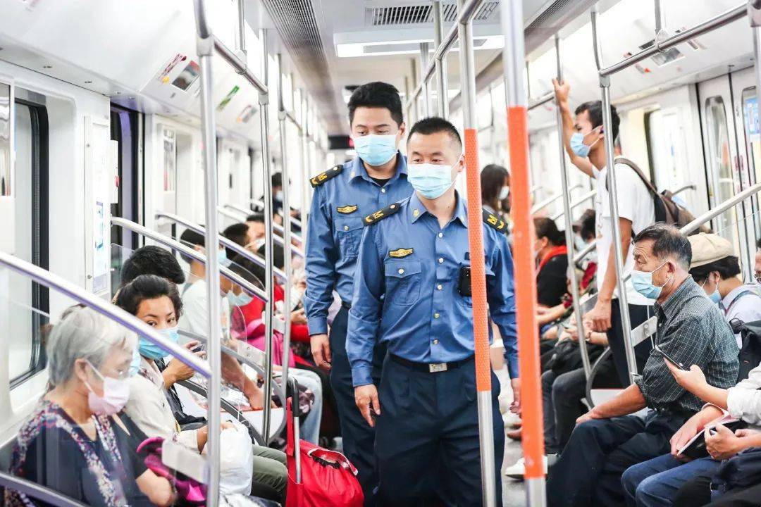 地铁执法人员在车厢巡查