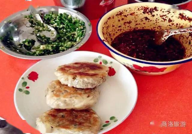 放入平底锅中,倒入油,煎至两面金黄,即可出锅,出锅的水煎饼两面外皮