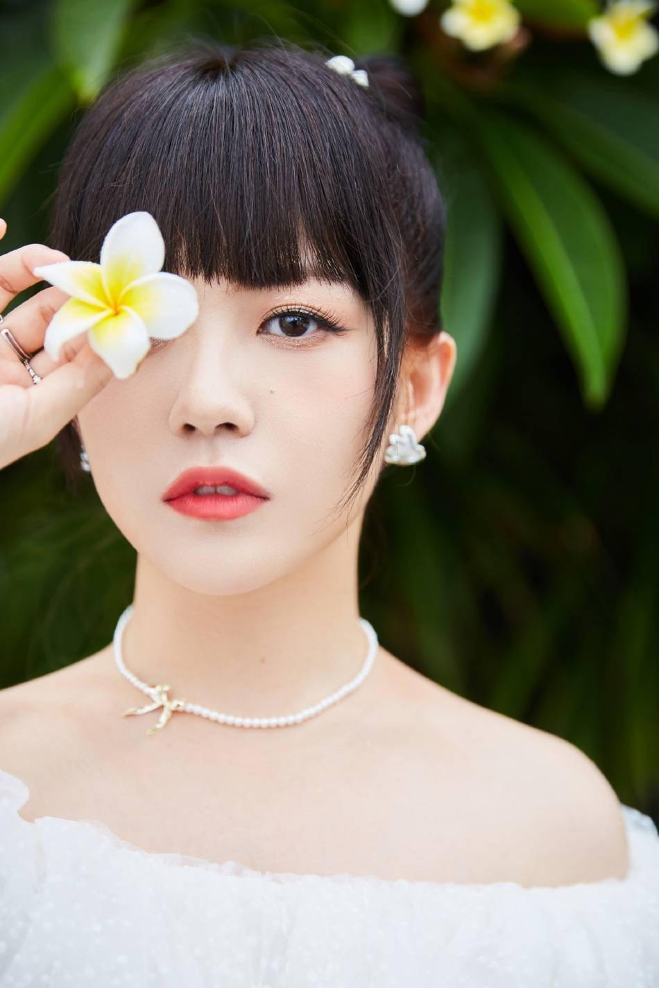 赖美云海边大片曝光扎丸子头灵动可爱