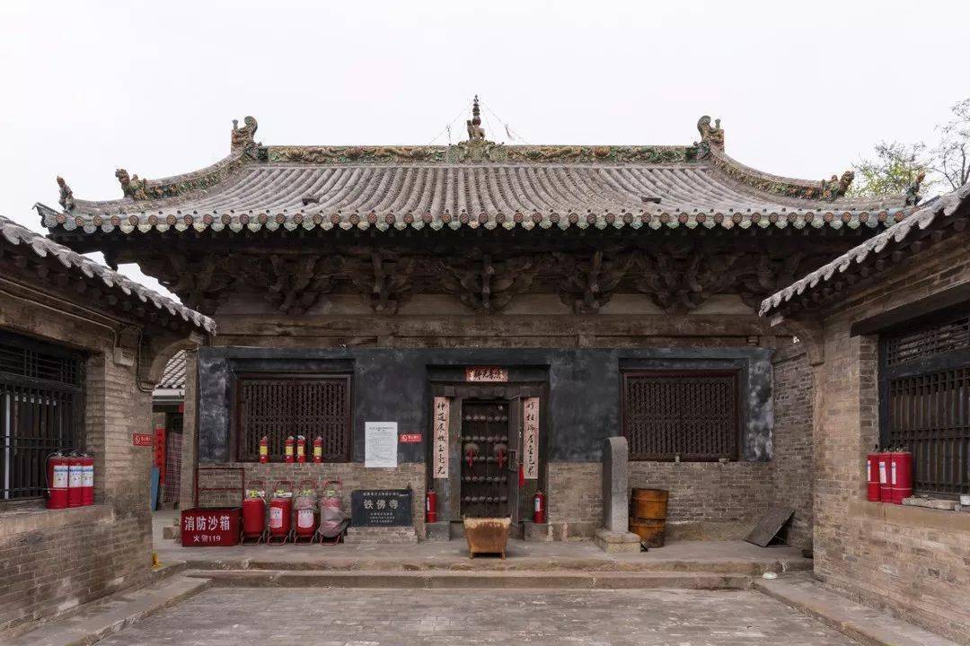 铁佛寺位于高平市区东南五公里的米西村.