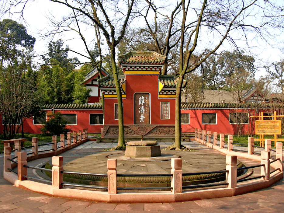 离水井街不远的薛涛井,井水源自江水,经沙石过滤后,甘甜清澈,宋时远近