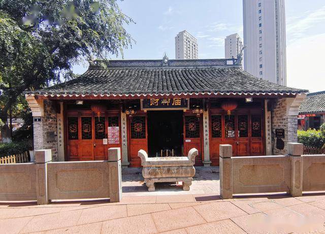 宁波临河而建的老街,本地美食特别火,油赞子15元一斤_财神庙