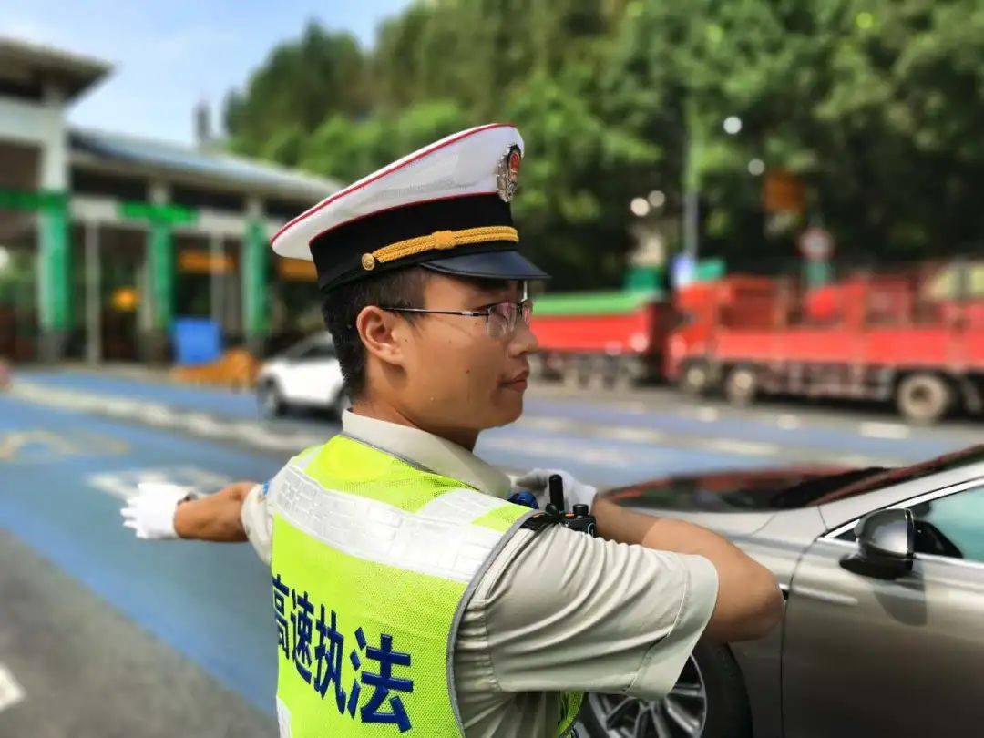 重庆市交通运输综合行政执法总队提醒:高速公路交通信号不是仅仅指红